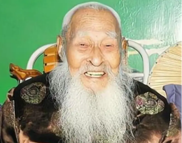 山东一位男子活了117岁,见证了2次世纪更迭,却没有子嗣!