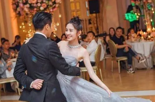 张若昀|娶八年女友，演一个火一个，他简直是小说里走出来的男主