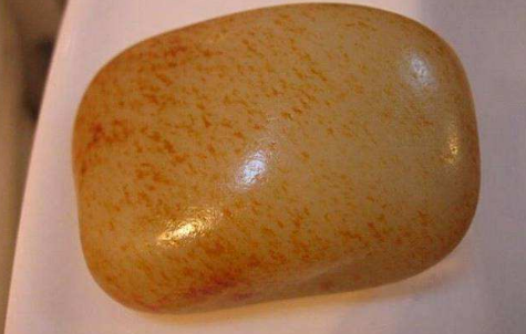 和田玉籽料|和田玉籽料，有特色的皮色有哪种，大自然天然的工艺。