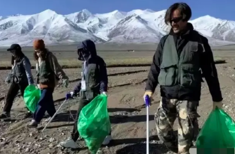 胡歌|胡歌近况登上热搜:在停车场给车充电,手拎塑料袋太低调