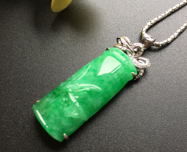 翡翠|翡翠竹节有着大方的造型,还有很多好的寓意,适合所有人佩戴