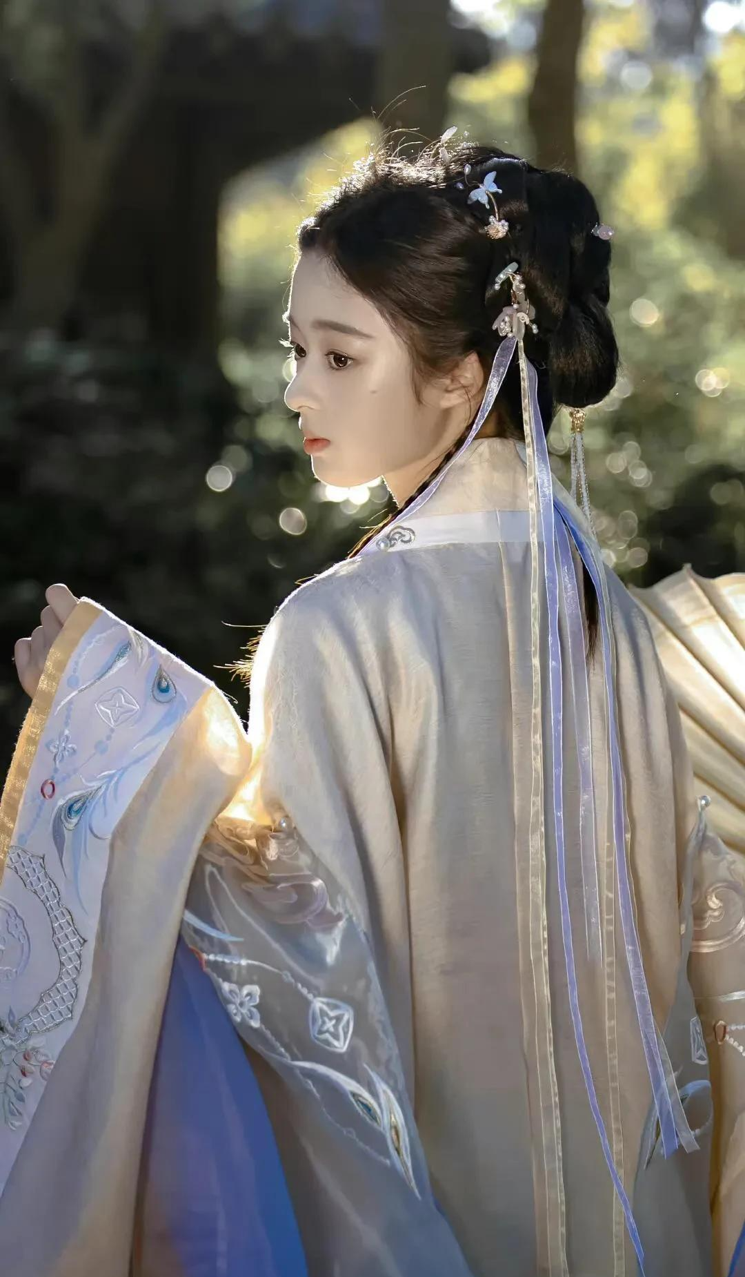 黄杨钿甜|嘉行旗下的“小小花”黄杨钿甜一身汉服穿搭,仙气满满。