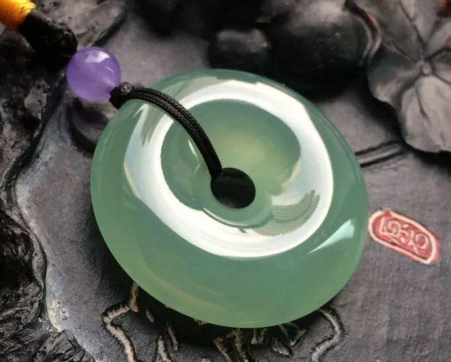 翡翠|翡翠的色彩质地和雕工，是分辨它价值得要素，一定要好好的鉴别