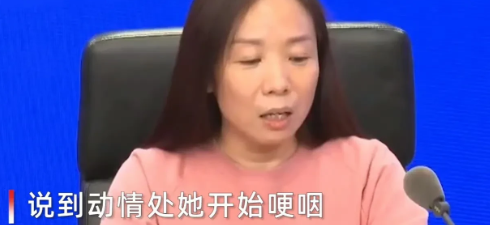 |刘红英拿着大喇叭说:“哪的人我都不怕,我没有做错什么”