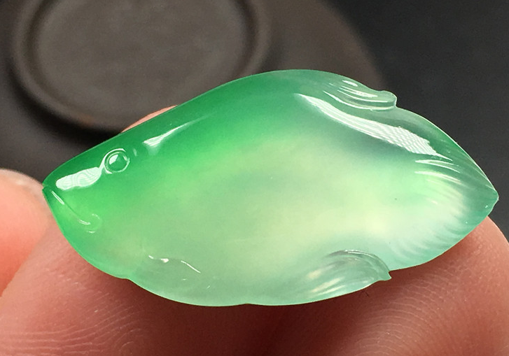 翡翠|翡翠的雕刻题材很丰富，鱼的寓意很丰富，很适合女努力奋斗的人