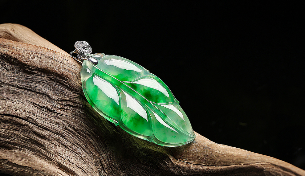 翡翠|翡翠应该如何养护?有收藏价值的翡翠更应该重视,这些你了解吗?