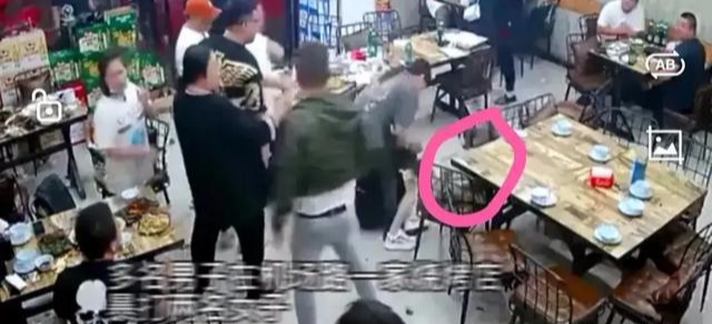 唐山打人案:开始反抗最激烈的黑衣女子哪里去了?她第一个报警吗