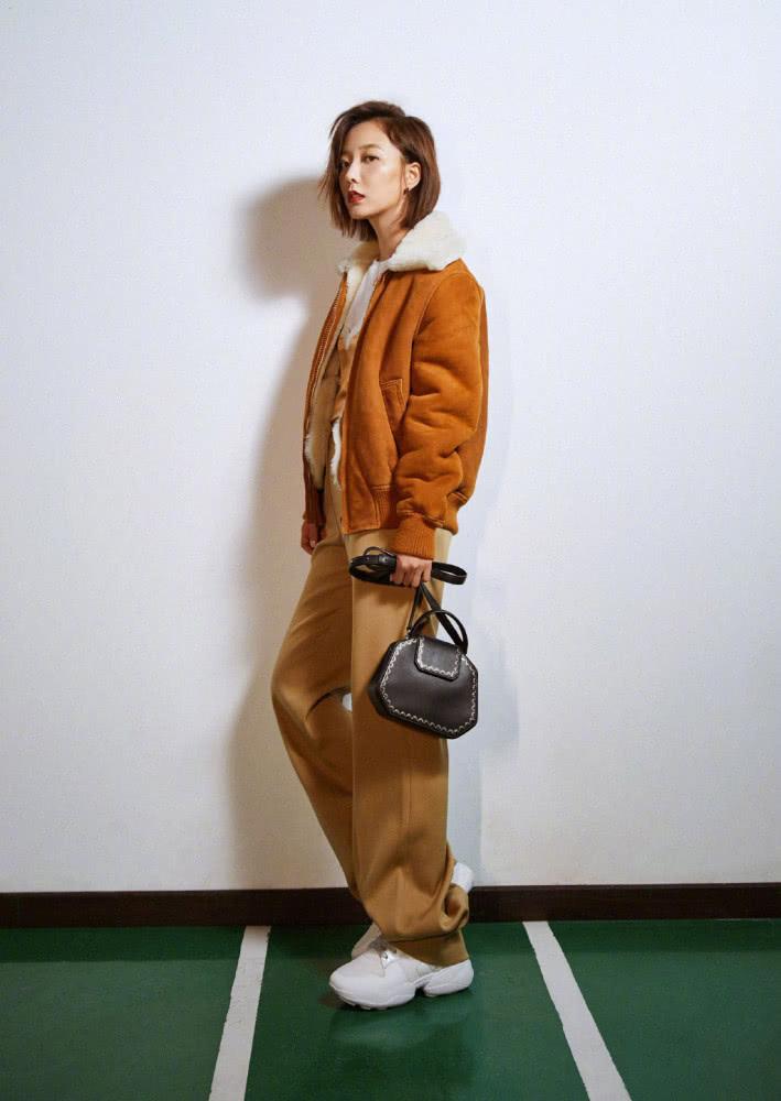 |王珞丹的私服穿搭好有范，简约穿搭营造时髦感，时髦另类又好看