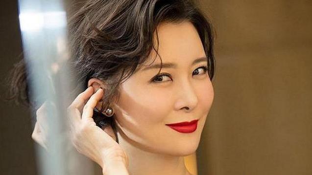 柯蓝|出生显赫45岁才成名，私生活引人诟病，终因烂桃花无人接盘