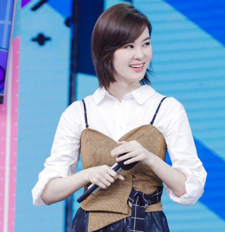 郁可唯|郁可唯:出道多年不温不火,因唱错词走红网络,救场方式让人服气