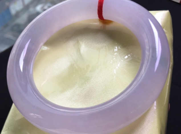 翡翠手镯|喜欢收藏的人,会把翡翠视为珍宝,可为何市场上用纸包手镯?