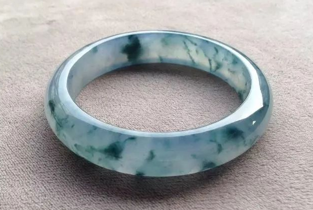 翡翠手镯|翡翠手镯选对类型很重要,手镯的类型不同,适合的人群也不一样