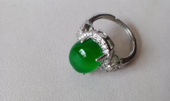 翡翠|翡翠裸石与镶嵌哪个更好?两者之间有着怎样的区别?该如何选?