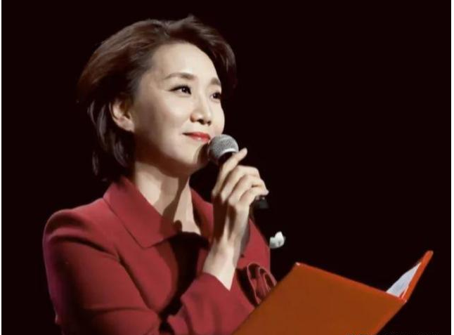 央视|央视国脸李修平：主持26年工作无失误，42岁再婚，59岁无儿无女