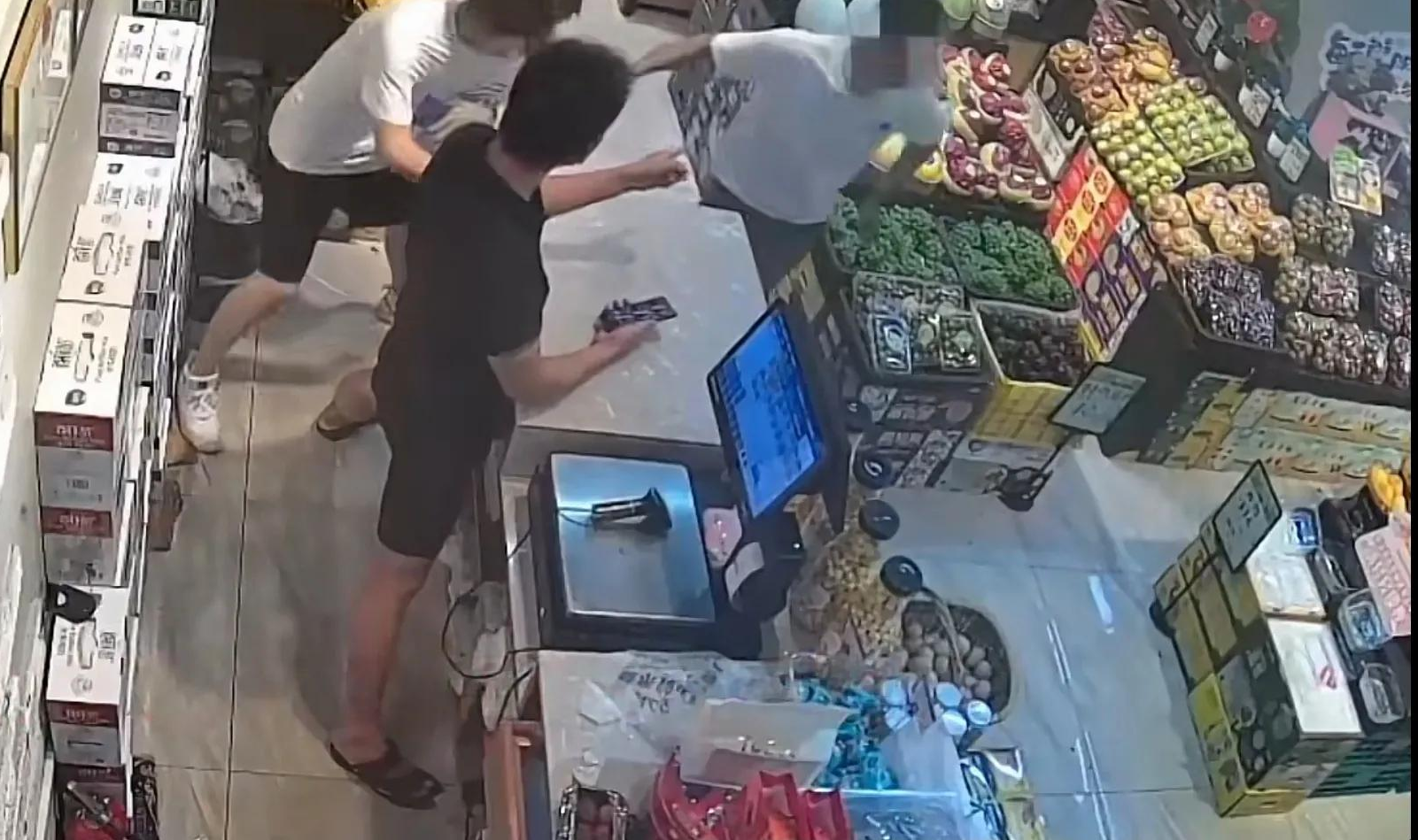 男孩遭多人尾随殴打 水果店老板霸气喊话吓退尾随者