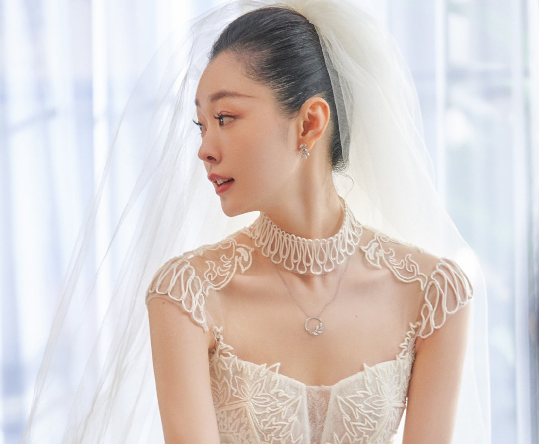 宋轶|宋轶在“最美表演”的婚纱剧照放出，洋溢着幸福微笑的她美极了