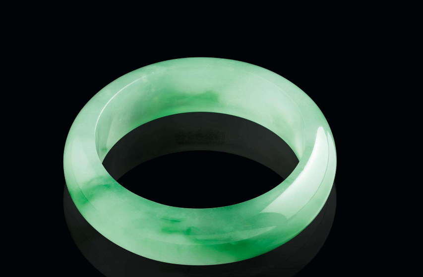 翡翠|翡翠手镯的原料不一样,所造就出来的造型也不同,哪种更得你心?