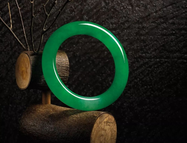 翡翠手镯|翡翠手镯在什么价格最合适？详细解答，教你学会购买手镯