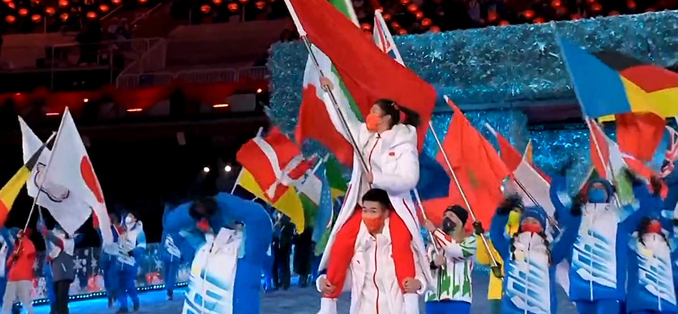 徐梦桃|冬奥闭幕式！高亭宇背着徐梦桃进场！难怪没让苏翊鸣谷爱凌当旗手！