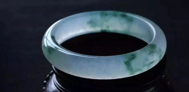 翡翠手镯|翡翠手镯具有百变的特性，深受女性喜爱，会促进自己血液循环