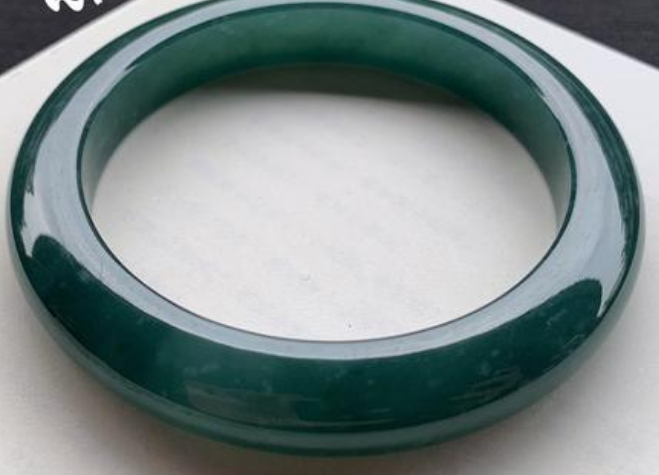 翡翠手镯|一块翡翠手镯，拥有着四代人的记忆，是传承还是回忆录