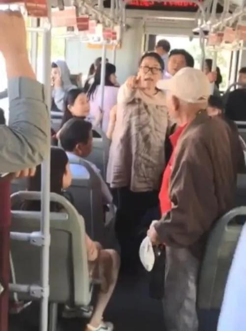 大妈公交车上惹众怒,为抢座猛踹骨折女子,司机直接开到派出所