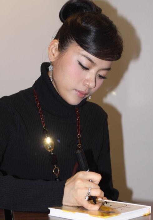 古装剧|军中绿花陈思思近照，特别漂亮的湘妹子，她45岁了，为何仍然未婚