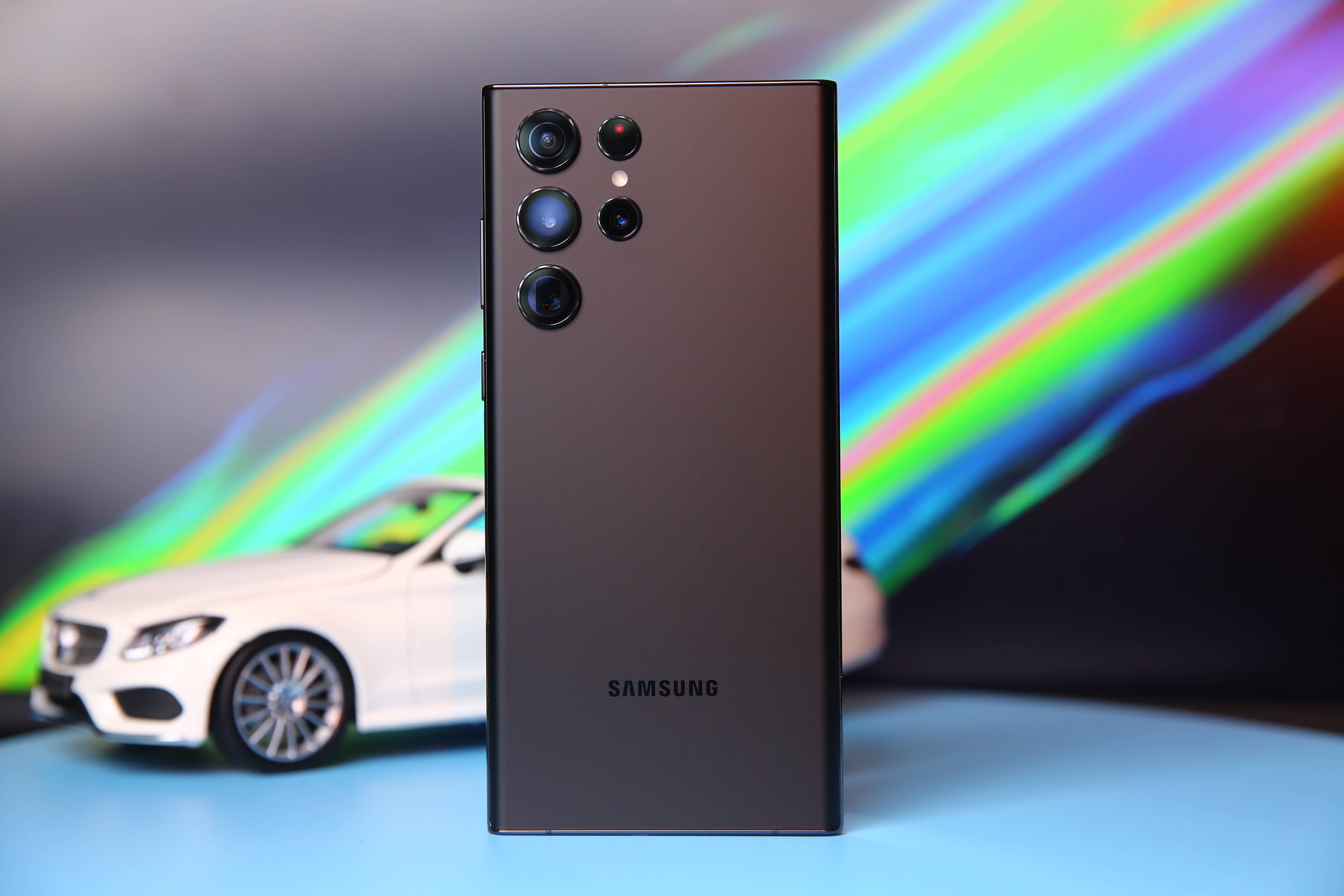 三星 GalaxyS23Ultra很有魄力,拥有2亿像素的主摄像头和骁龙8Gen2的超强 GPU