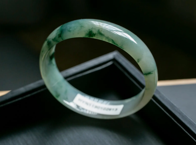 翡翠手镯价格居高不下，几万块钱的预算，买不到品质高的镯子