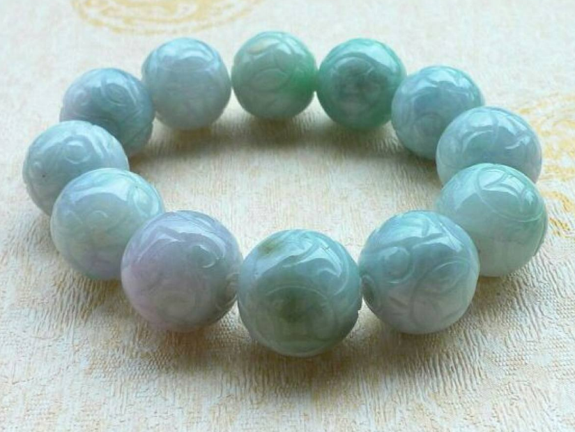 翡翠手镯|一颗颗圆珠串联在一起，翡翠手串的价值昂贵吗？哪种人喜欢手串？