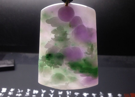 翡翠|翡翠中的春带彩指什么，顶级颜色相融合，价值不可估量。