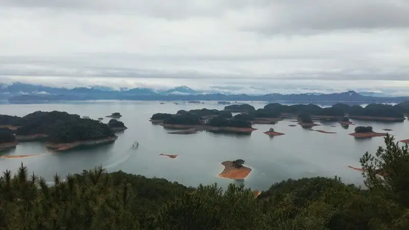 赛里木湖|湖光山色自古就有一“人”美一“山”美“水”美的说法