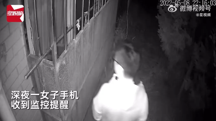 女子发现男子深夜卧室窗外疑偷窥。 女子隔空怒吼:“给我G”