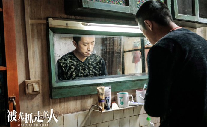 电影|《被光抓走的人》,对于刘佳一来说,她原本的生活是很美好的