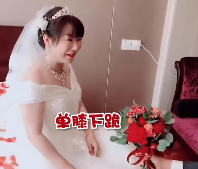 |五旬女子二婚嫁小鲜肉，出门回头率高引热议：还以为是母子