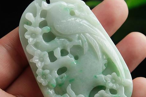 翡翠|佩戴一款喜鹊翡翠饰品，原来还有这么多的好处，你都知道吗？