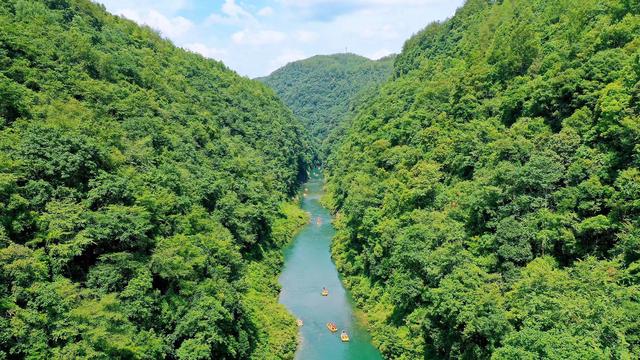 青岛市|湖南最适合自驾的地方,有个藏在瀑布上的千年古镇,夜景太漂亮
