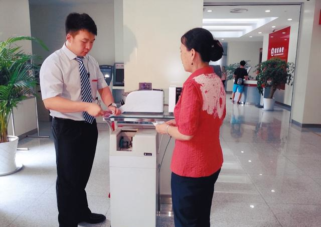 一次性从银行取走3000万,银行会怎么对待你?网友:太现实了