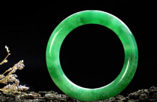 翡翠|被誉为玉石界的珍宝的石头，它既不是田黄玉，也不是漂亮的玛瑙