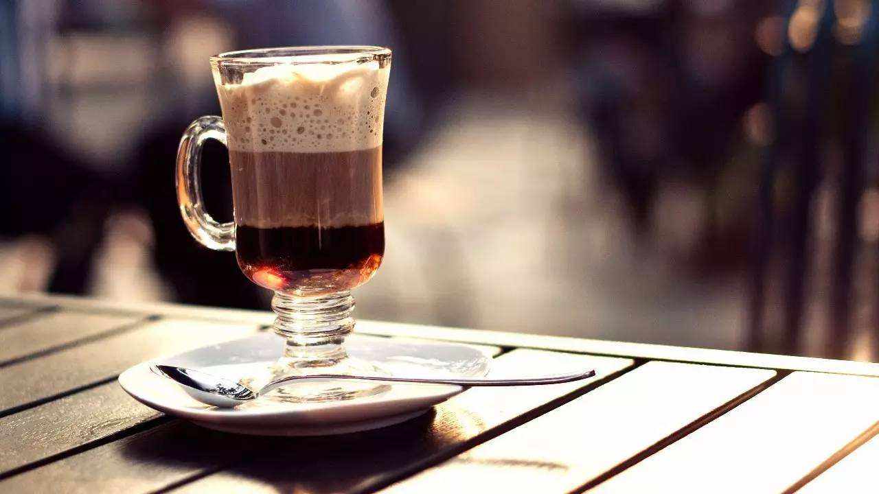 咖啡|适合冬日小酌一杯的爱尔兰咖啡，丝滑入口的香醇，摄人心魄的爱恋