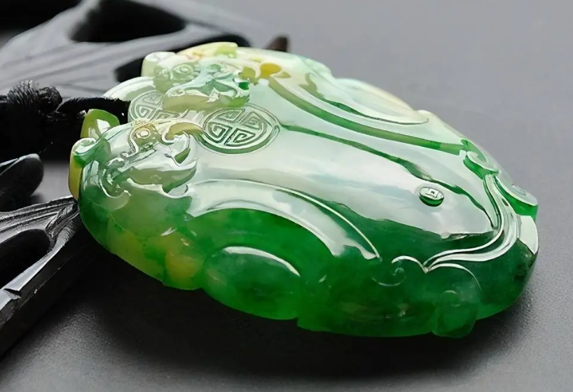 翡翠手镯|价格不同的翡翠,差距究竟在什么地方?不同翡翠的使用价值