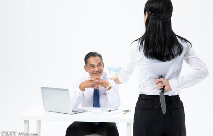 |在职场里,有很多人都在给同事使口舌、使绊子