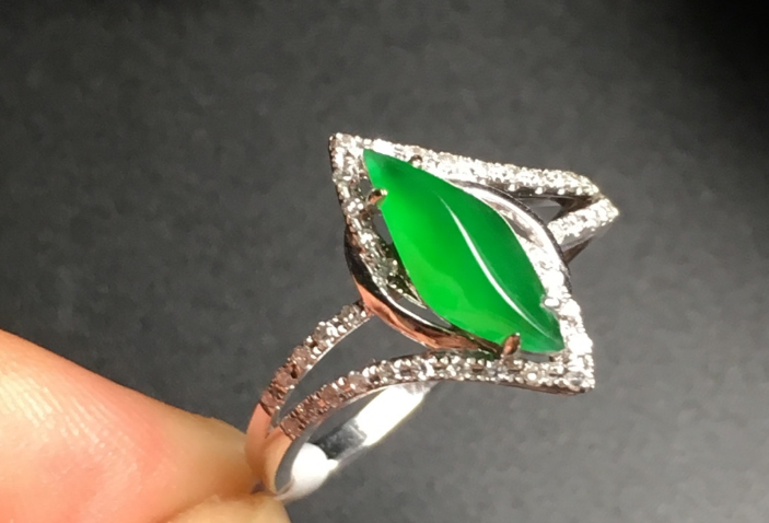 翡翠|豆种翡翠真的不值钱吗？豆种都有哪些细分呢？详细解读豆种翡翠