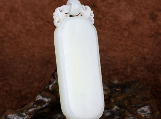 羊脂玉|羊脂白玉属于白玉，与和田玉哪个比较好？如何区分两者的不同处？