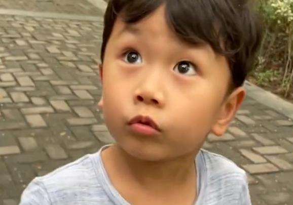 湖南:6岁男孩吃苹果把门牙都咬掉了,网友看到后乐了:这不是虫子吗?