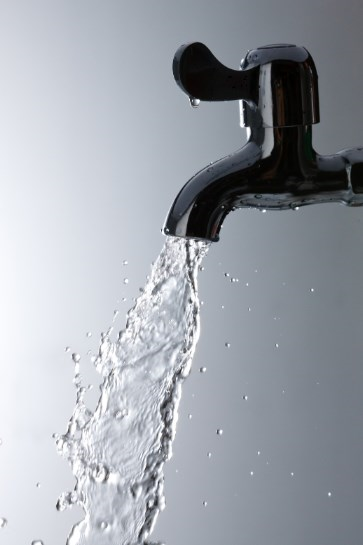 肾病|自来水是引起肾病的“罪魁祸首”？注意：这4种行为更伤肾