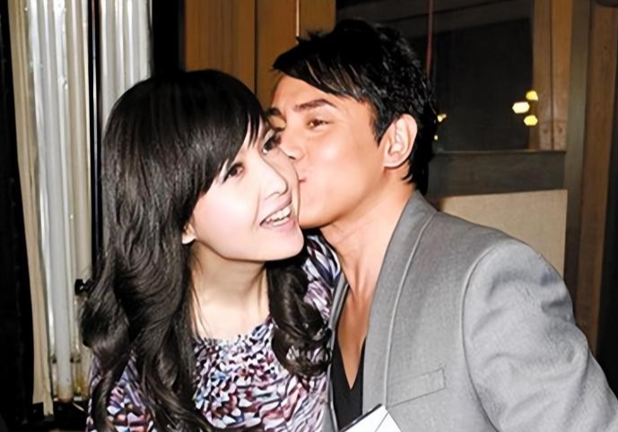 周慧敏|周慧敏现身演唱会！54岁穿露背装大秀身材，网友：我还想娶她