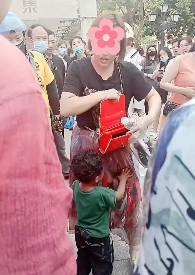 女子疑似抛弃黑人小孩,还指责路人多管闲事,交外国男友有风险