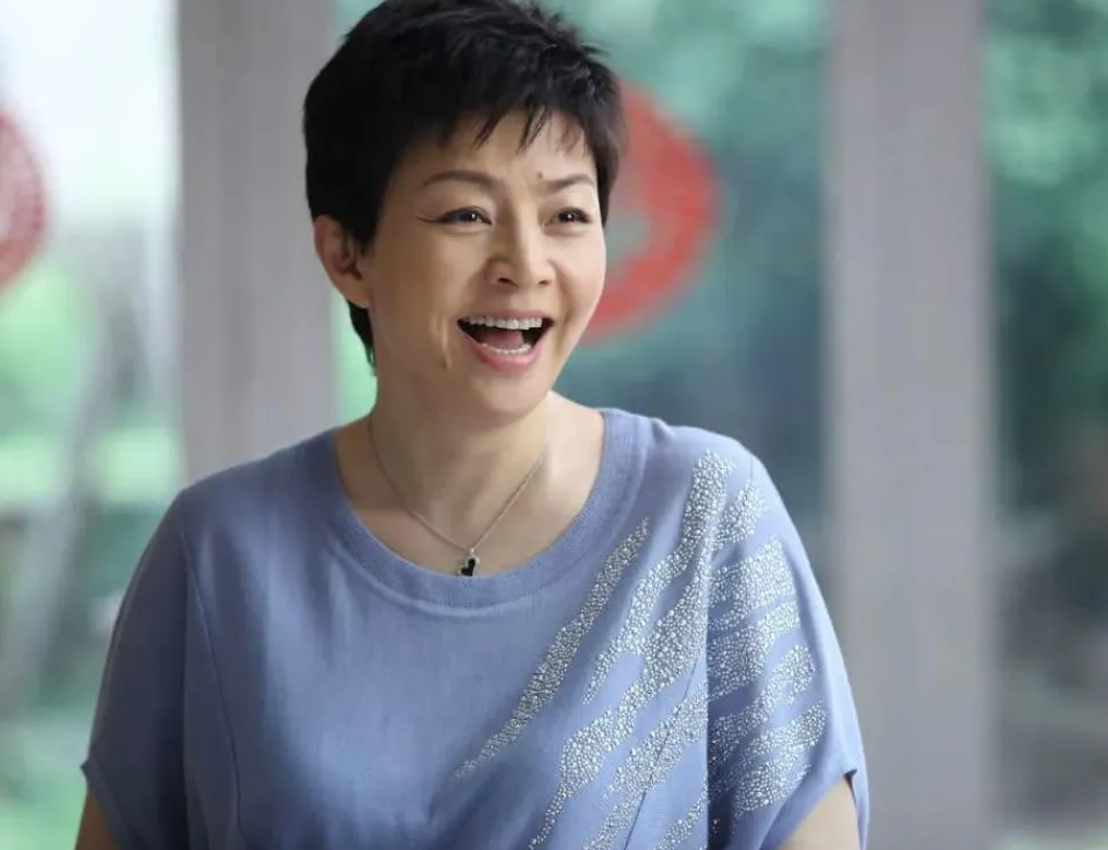 61岁宋丹丹豪宅内跳皮筋,房屋装修奢侈空间极大,可容纳上百人聚会