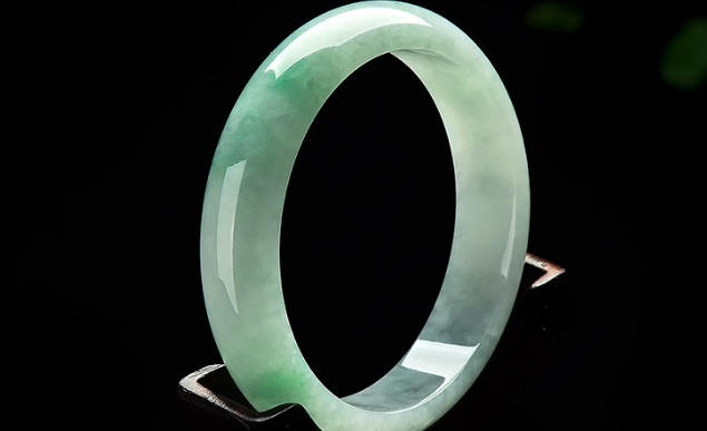 翡翠手镯|翡翠手镯怎么样?才能够越养越透,几种方法马上学起来